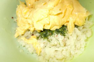 Salata de conopida cu maioneza, usturoi si marar verde