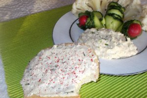 Salata de conopida cu maioneza, usturoi si marar verde