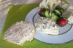 Salata de conopida cu maioneza, usturoi si marar verde