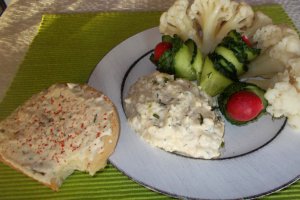 Salata de conopida cu maioneza, usturoi si marar verde