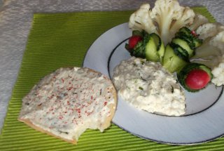 Salata de conopida cu maioneza, usturoi si marar verde
