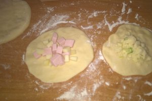 Aperitiv placinte cu sunca si cascaval