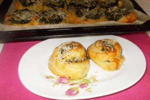 Aperitiv melci din foietaj cu spanac si parmezan