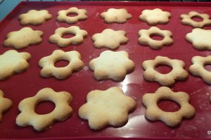 Desert biscuiti cu gem de zmeura