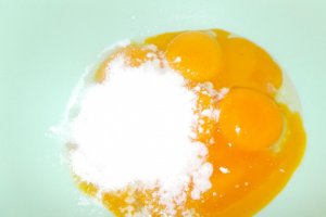 Desert prajitura cu crema de ciocolata alba si fructe de padure
