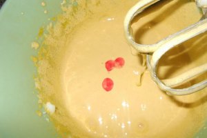 Desert prajitura cu crema de ciocolata alba si fructe de padure