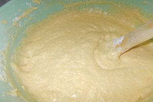 Desert prajitura cu crema de ciocolata alba si fructe de padure