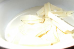 Desert prajitura cu crema de ciocolata alba si fructe de padure