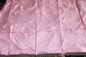 Desert prajitura cu crema de ciocolata alba si fructe de padure