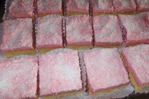 Desert prajitura cu crema de ciocolata alba si fructe de padure
