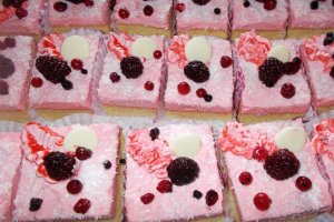 Desert prajitura cu crema de ciocolata alba si fructe de padure