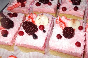 Desert prajitura cu crema de ciocolata alba si fructe de padure