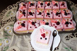 Desert prajitura cu crema de ciocolata alba si fructe de padure