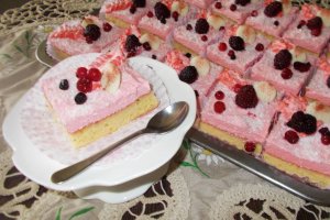 Desert prajitura cu crema de ciocolata alba si fructe de padure