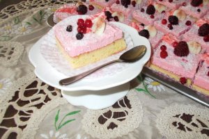 Desert prajitura cu crema de ciocolata alba si fructe de padure