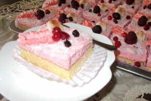Desert prajitura cu crema de ciocolata alba si fructe de padure