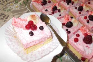 Desert prajitura cu crema de ciocolata alba si fructe de padure