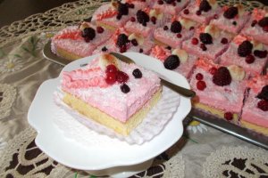 Desert prajitura cu crema de ciocolata alba si fructe de padure