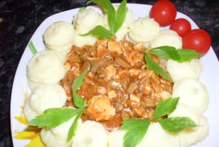 Piure de cartofi cu sos de carne de pui si ciuperci