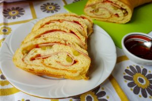 Aperitiv rulada cu sunca, cascaval si mazare