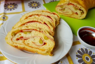 Aperitiv rulada cu sunca, cascaval si mazare