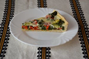 Tarta cu broccoli, ardei, spanac si iaurt