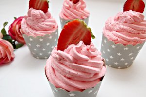 Desert cupcakes cu capsuni