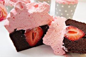 Desert cupcakes cu capsuni