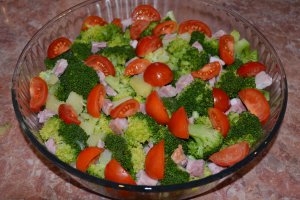 Deliciu la cuptor cu broccoli si rosii cherry