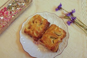 Aperitiv pernute din foietaj cu carne, verdeata si usturoi