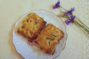 Aperitiv pernute din foietaj cu carne, verdeata si usturoi