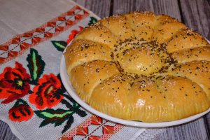 Aperitiv placinta floare cu spanac si branza