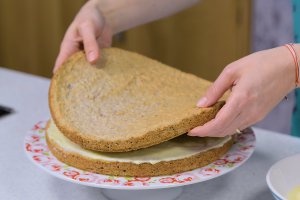 Desert tort cu nuca si crema de vanilie