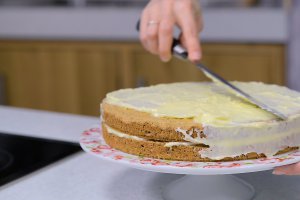 Desert tort cu nuca si crema de vanilie