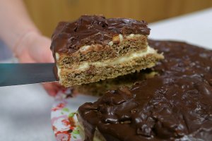 Desert tort cu nuca si crema de vanilie