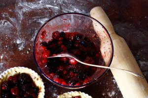 Desert mini tarte cu fructe de padure