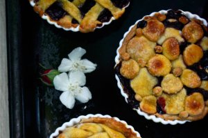 Desert mini tarte cu fructe de padure