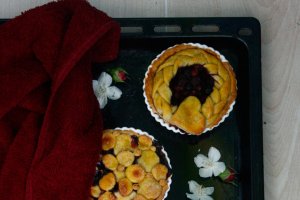 Desert mini tarte cu fructe de padure