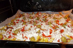 Pizza pe pat de cartofi prajiti cu mozzarella