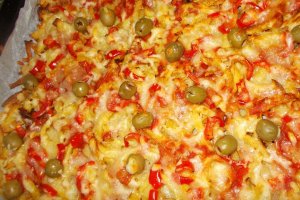Pizza pe pat de cartofi prajiti cu mozzarella