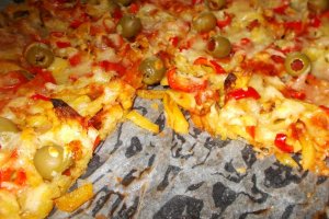 Pizza pe pat de cartofi prajiti cu mozzarella