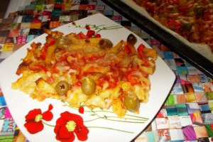 Pizza pe pat de cartofi prajiti cu mozzarella