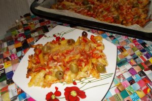 Pizza pe pat de cartofi prajiti cu mozzarella