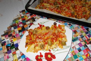 Pizza pe pat de cartofi prajiti cu mozzarella