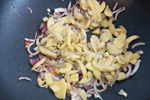 Penne cu sos de rosii si bacon