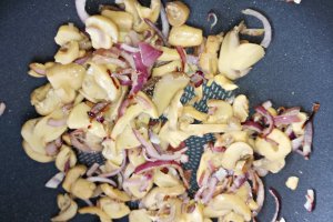 Penne cu sos de rosii si bacon