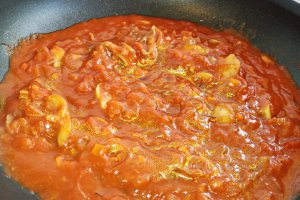 Penne cu sos de rosii si bacon