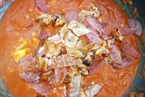 Penne cu sos de rosii si bacon