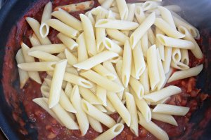 Penne cu sos de rosii si bacon