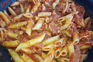Penne cu sos de rosii si bacon
